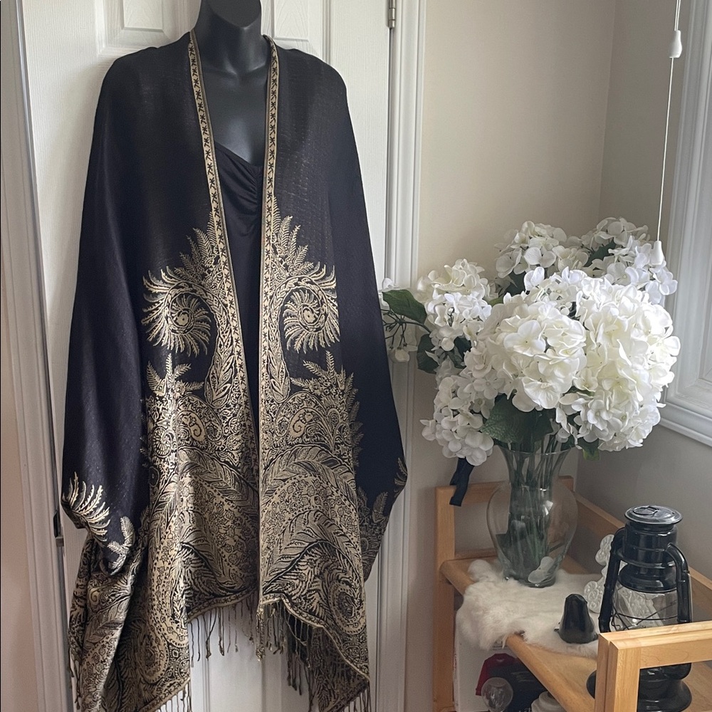 Elegant Black and Gold Paisley Shawl Cape Poncho Reversible 💕💕💕